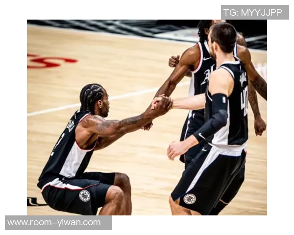 绿军记者惊叹湖勇对决中斯玛特与霍福德的奇妙对抗场景